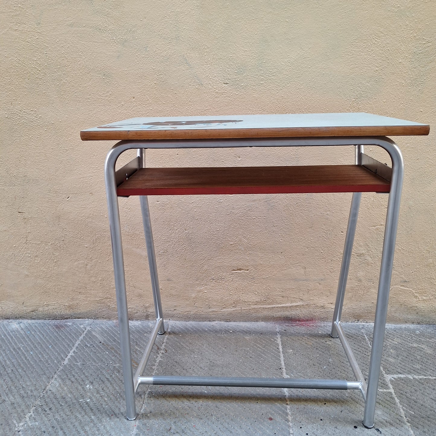 Banco scolastico anni '70 illustrato a mano