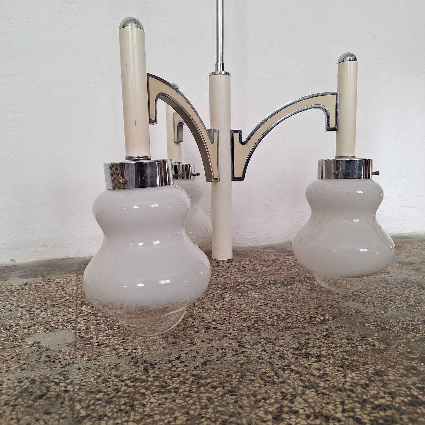 Lampadario space age anni '60 con tre paralumi in vetro opalino