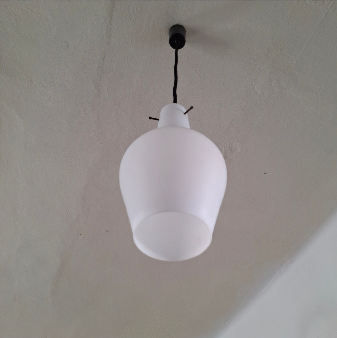 Lampada a sospensione a fiaschetta in vetro opalino satinato, anni '70