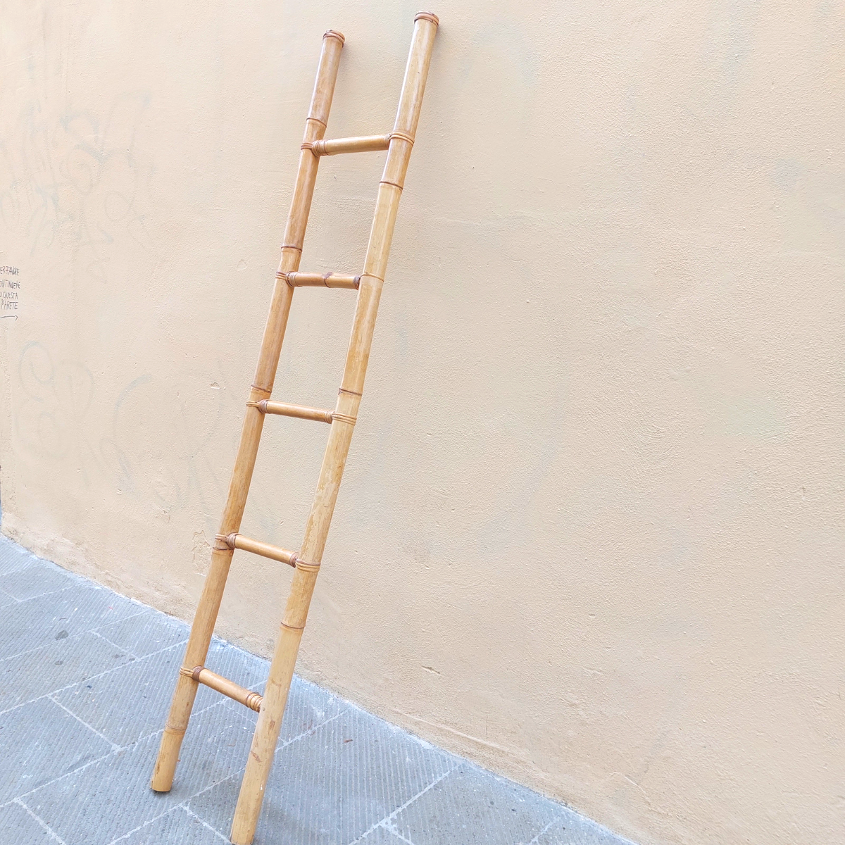 Scala decorativa in bambù e rattan anni '70