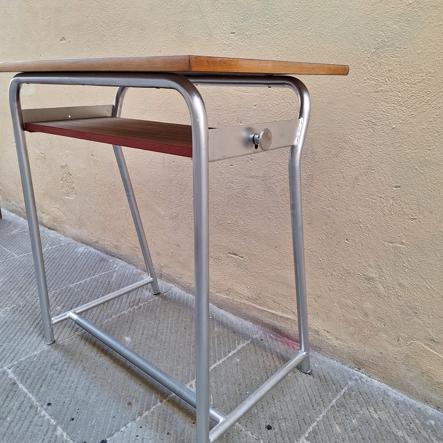 Banco scolastico anni '70 illustrato a mano