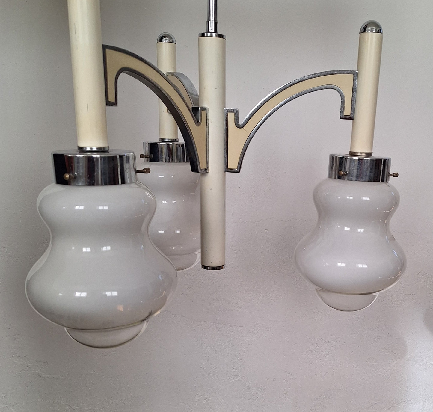 Lampadario space age anni '60 con tre paralumi in vetro opalino