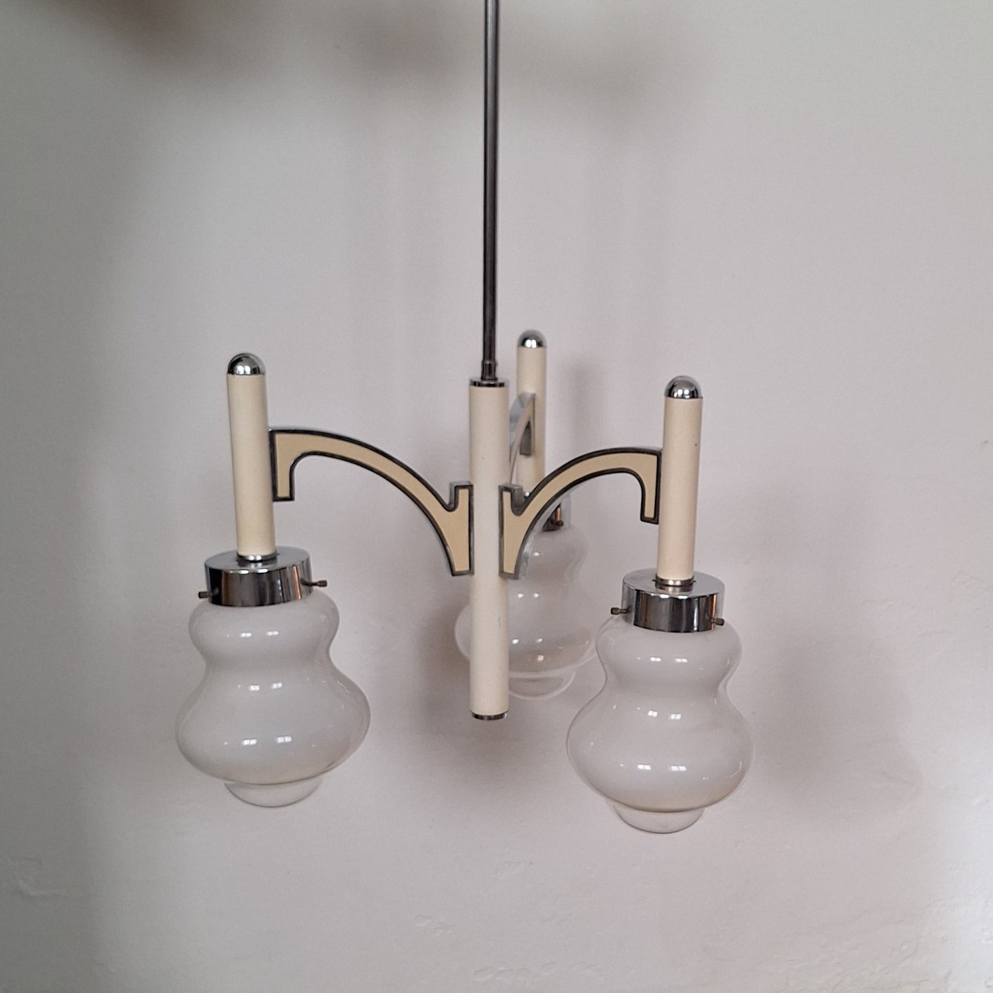 Lampadario space age anni '60 con tre paralumi in vetro opalino