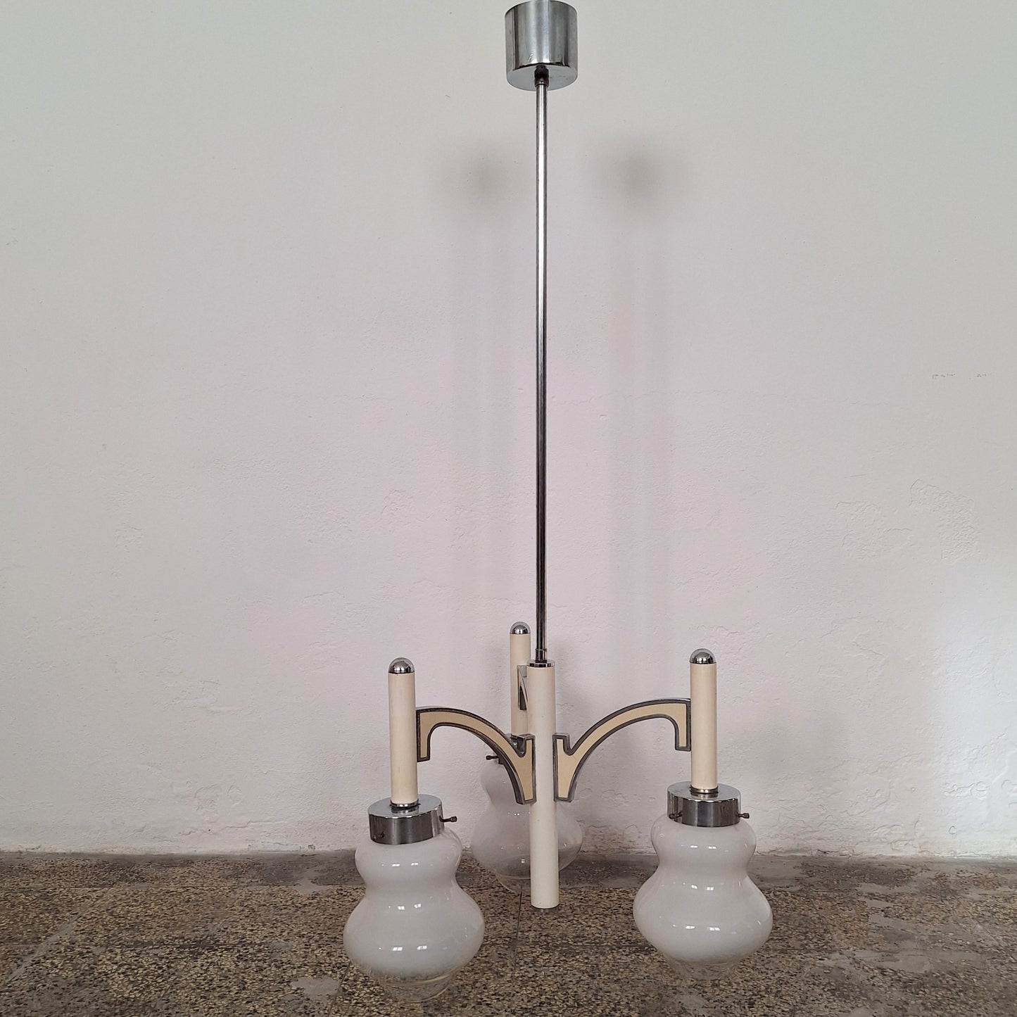 Lampadario space age anni '60 con tre paralumi in vetro opalino