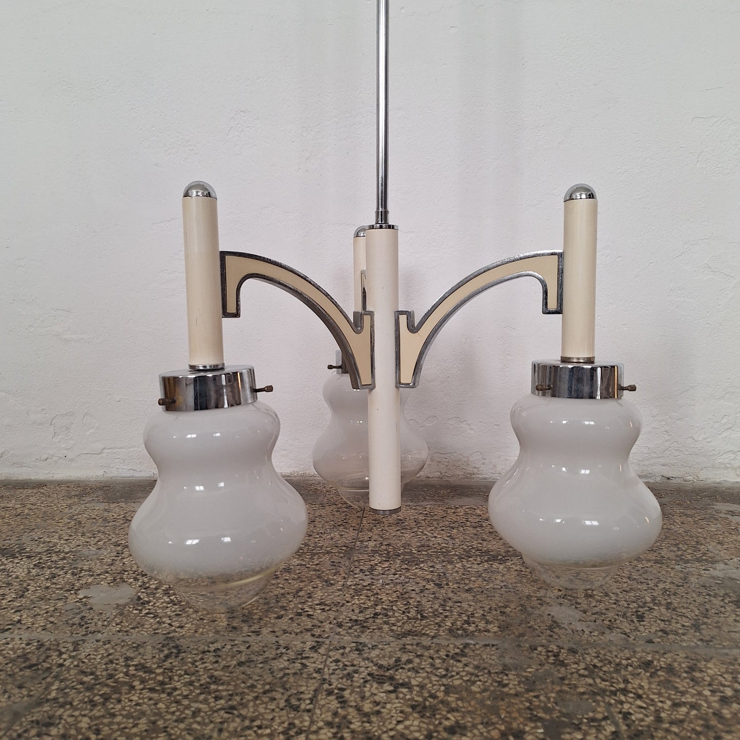 Lampadario space age anni '60 con tre paralumi in vetro opalino