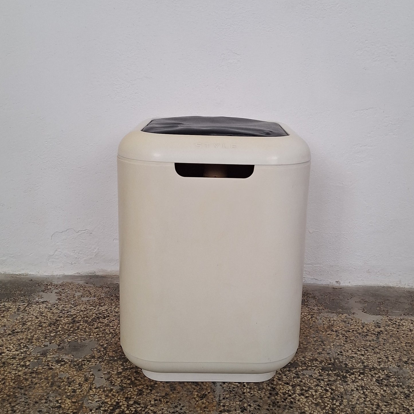 Sgabello contenitore Gioʻ Style anni '80