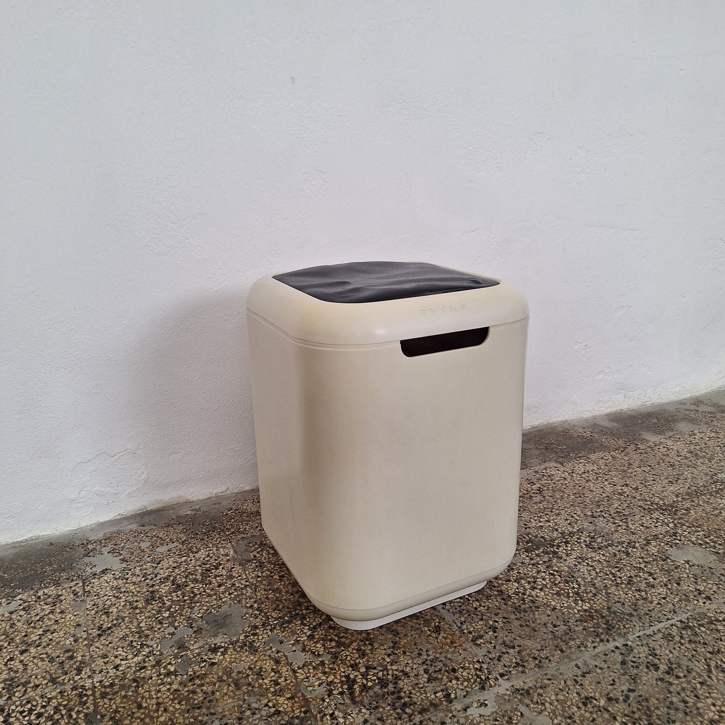 Sgabello contenitore Gioʻ Style anni '80