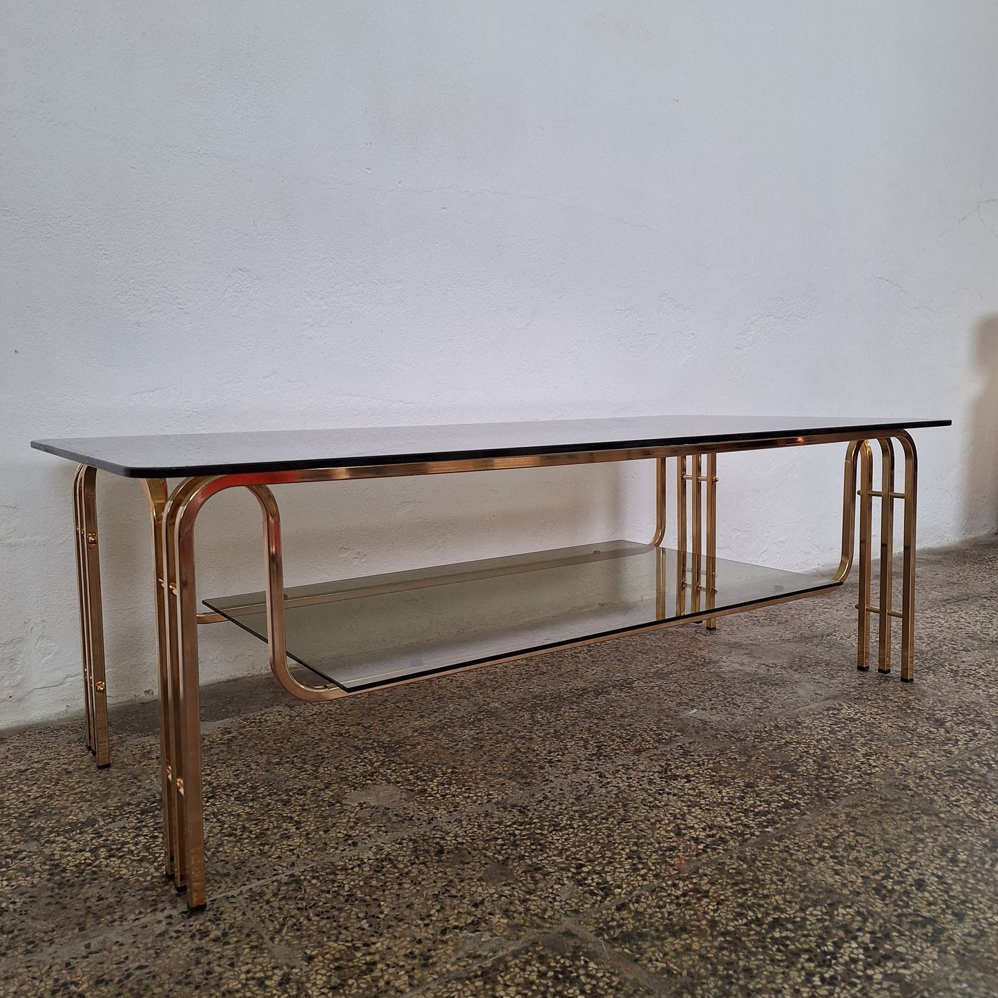 Tavolino da caffè rettangolare in ottone e vetro fumé, anni '70