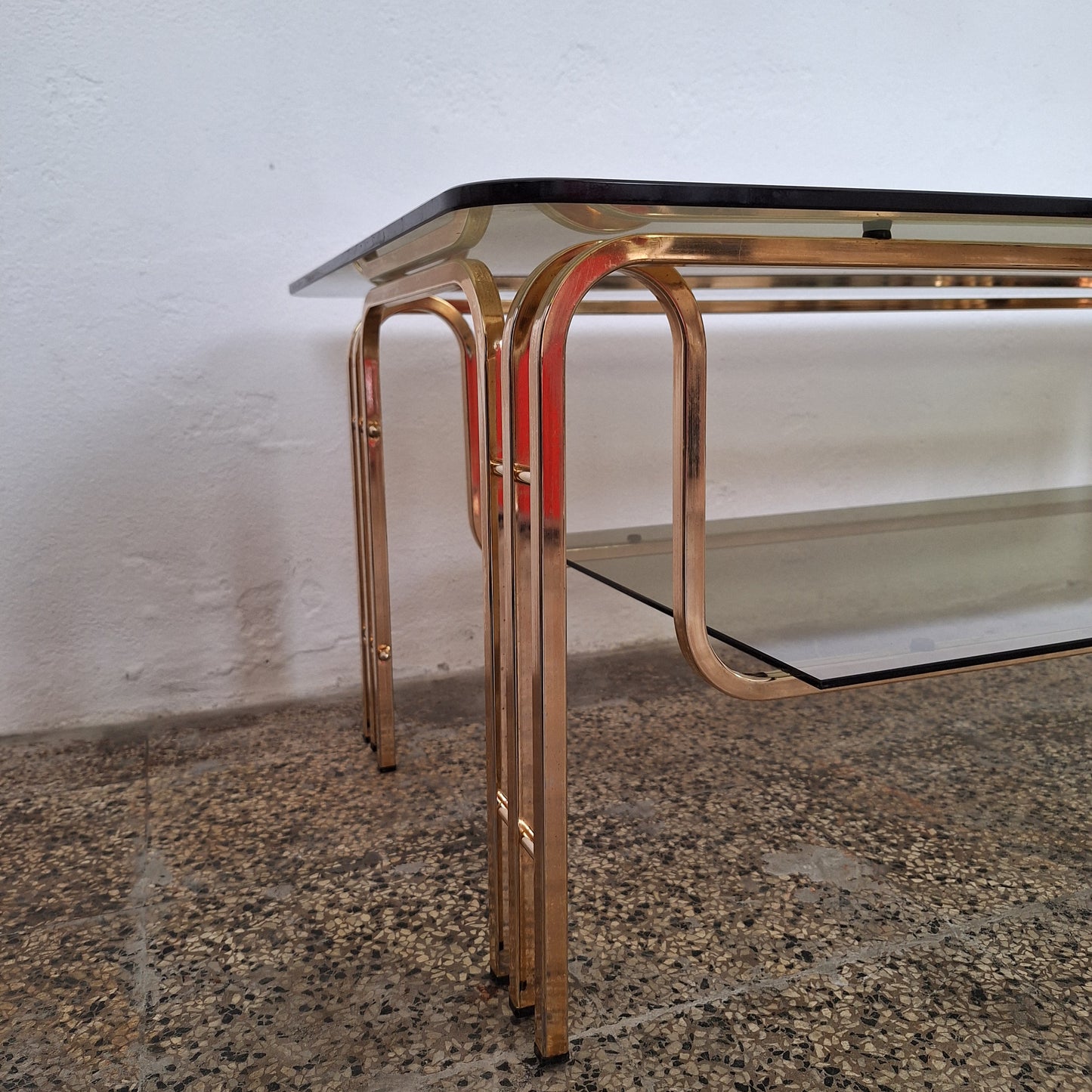 Tavolino da caffè rettangolare in ottone e vetro fumé, anni '70