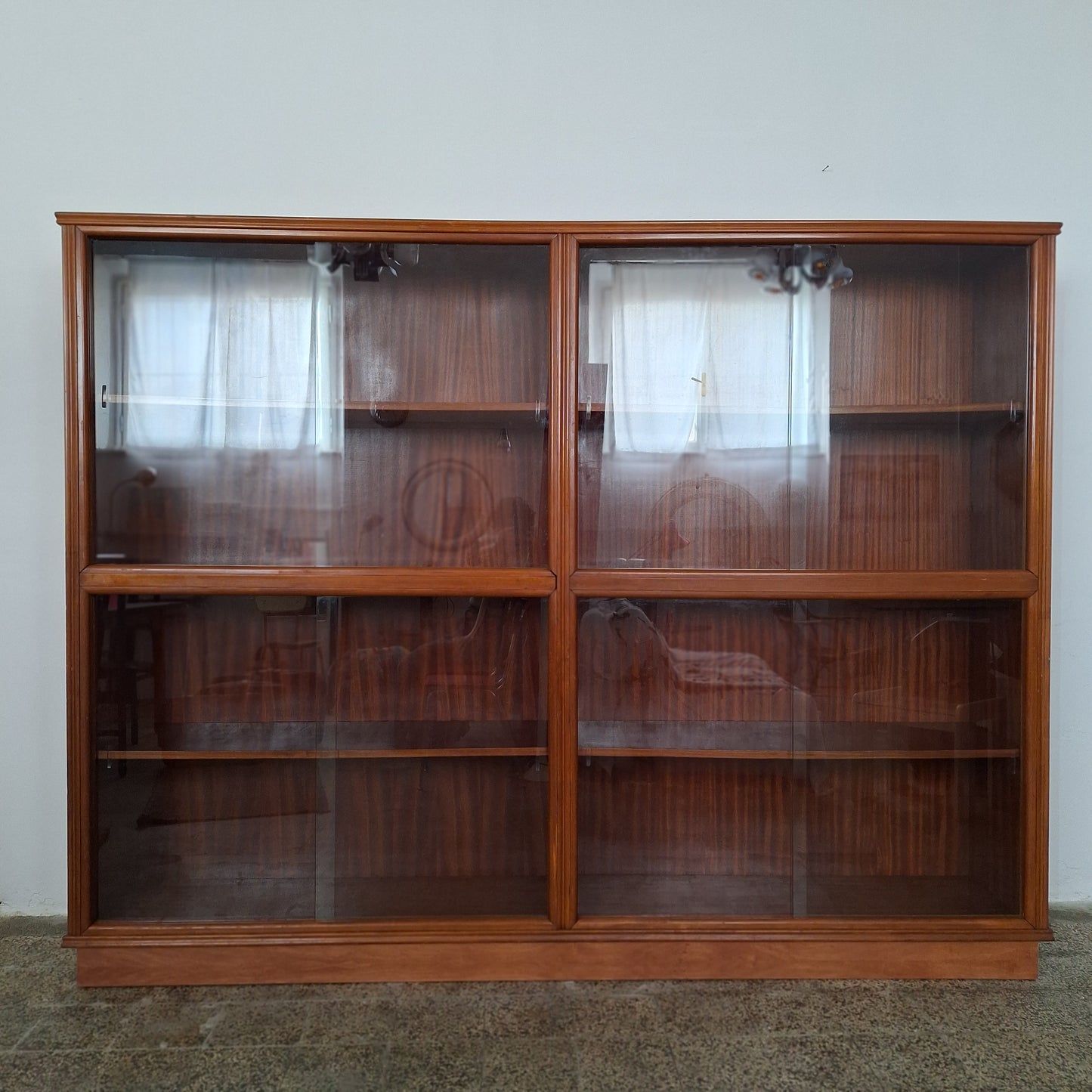 Libreria Mid-Century con ante scorrevoli in vetro