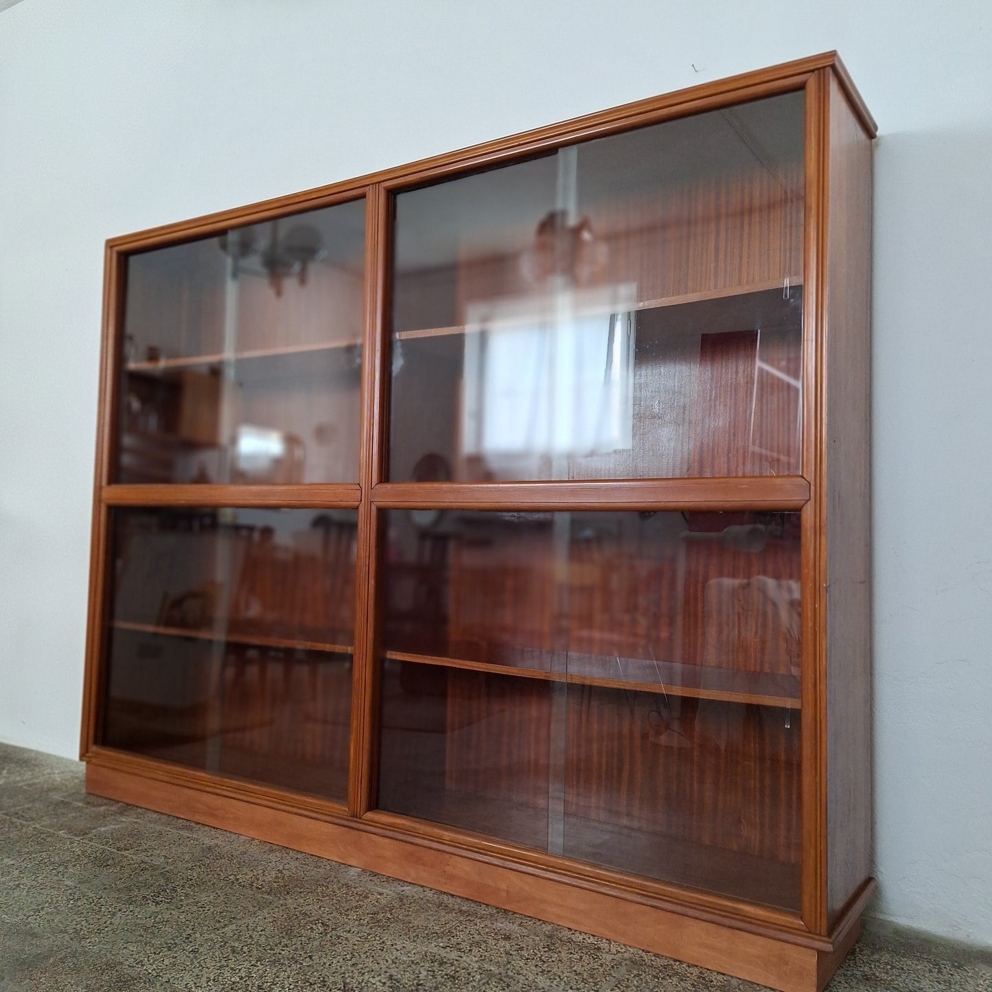 Libreria Mid-Century con ante scorrevoli in vetro
