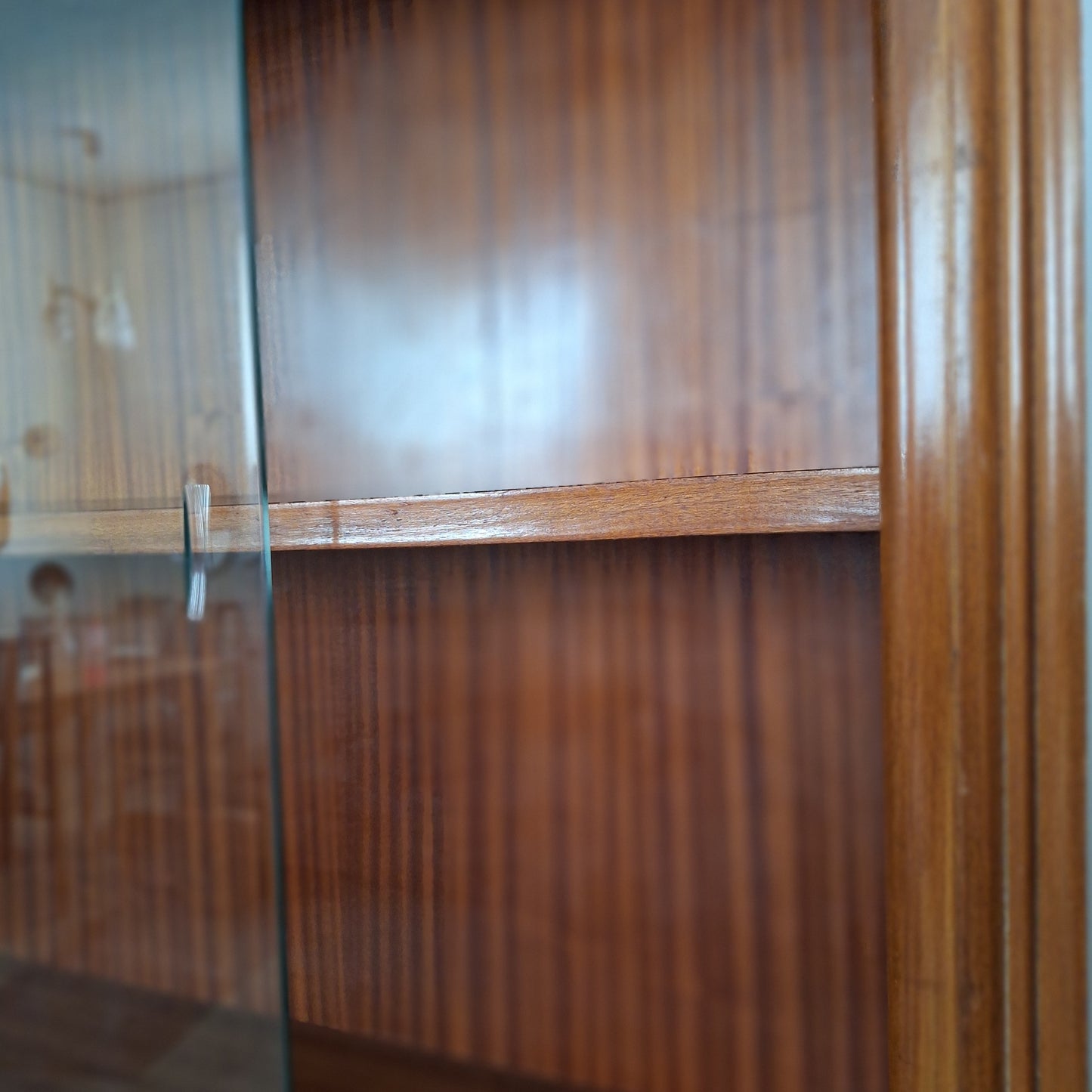 Libreria Mid-Century con ante scorrevoli in vetro
