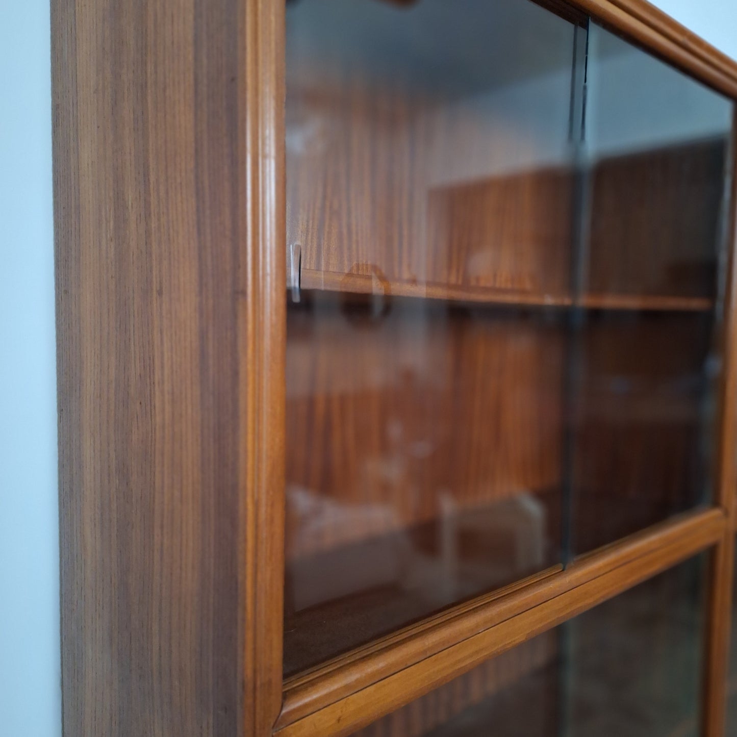 Libreria Mid-Century con ante scorrevoli in vetro