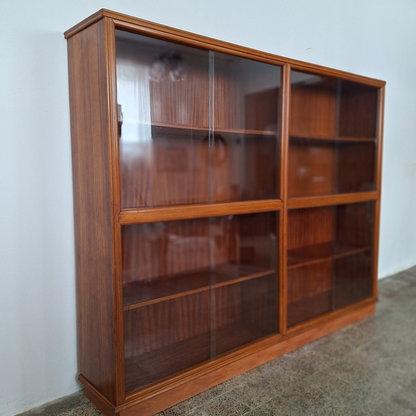 Libreria Mid-Century con ante scorrevoli in vetro