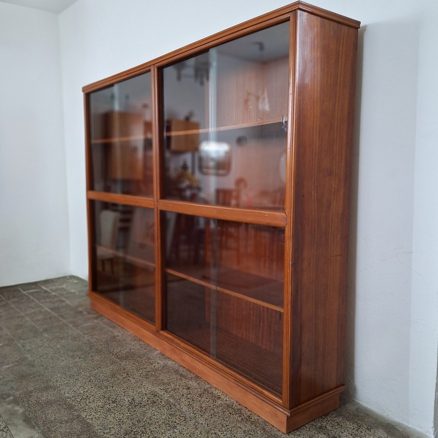 Libreria Mid-Century con ante scorrevoli in vetro