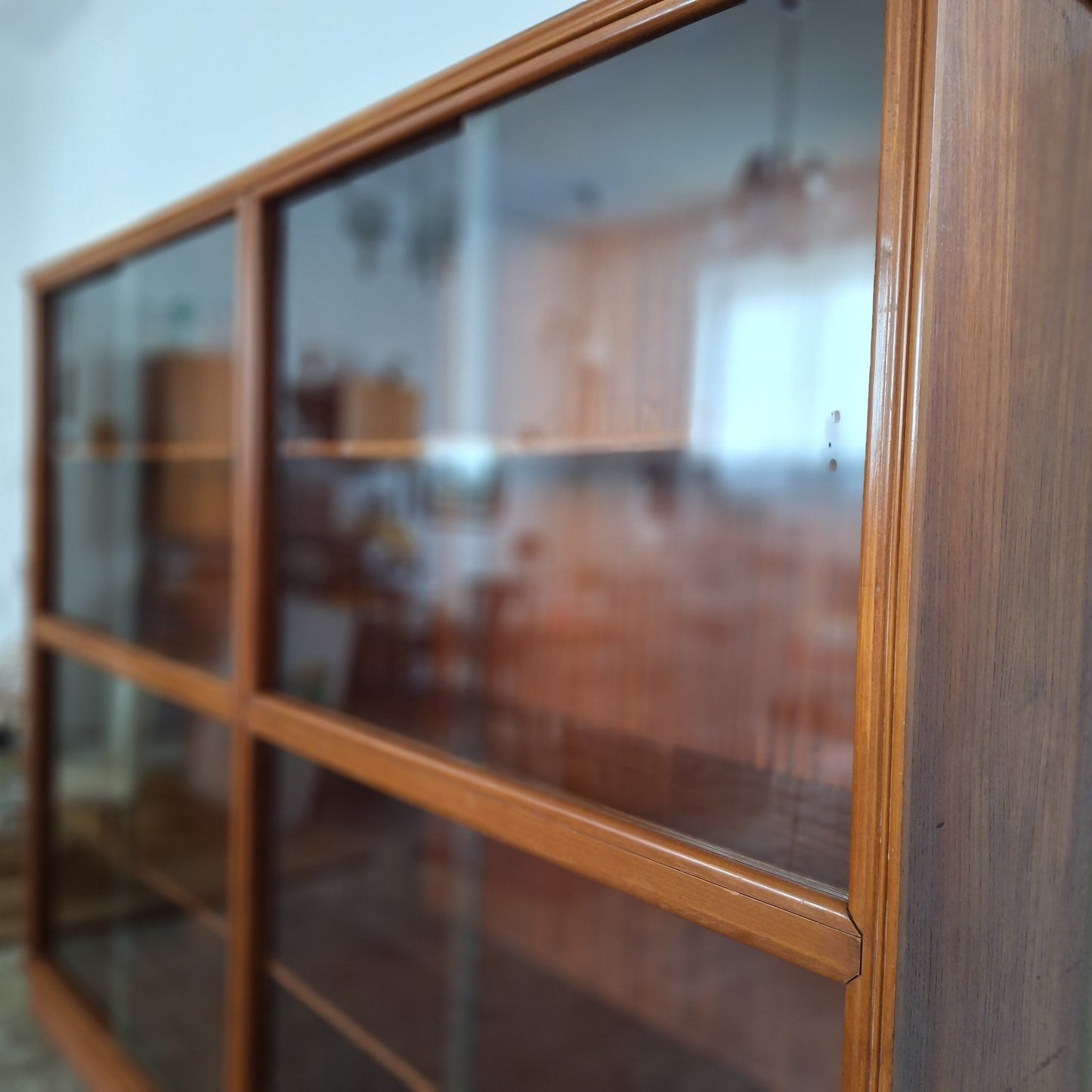 Libreria Mid-Century con ante scorrevoli in vetro