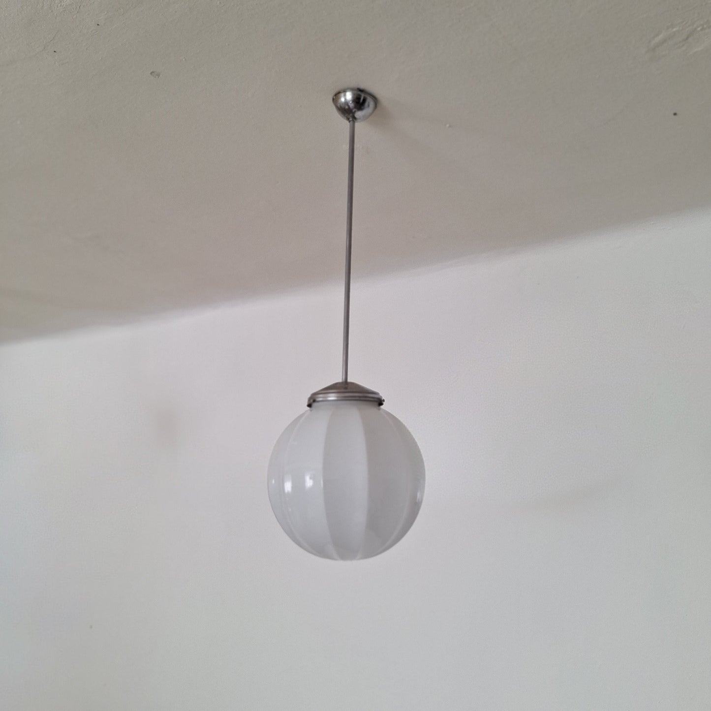 Lampadario in metallo e vetro opale Stilnovo