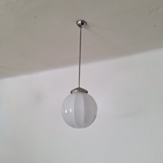 Lampadario in metallo e vetro opale Stilnovo