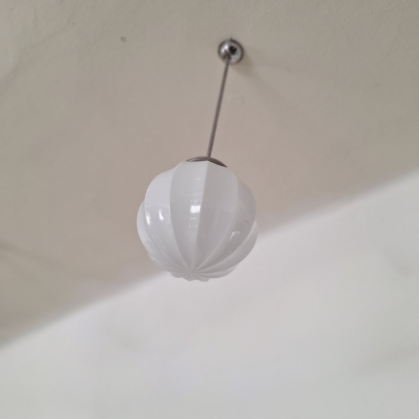 Lampadario in metallo e vetro opale Stilnovo