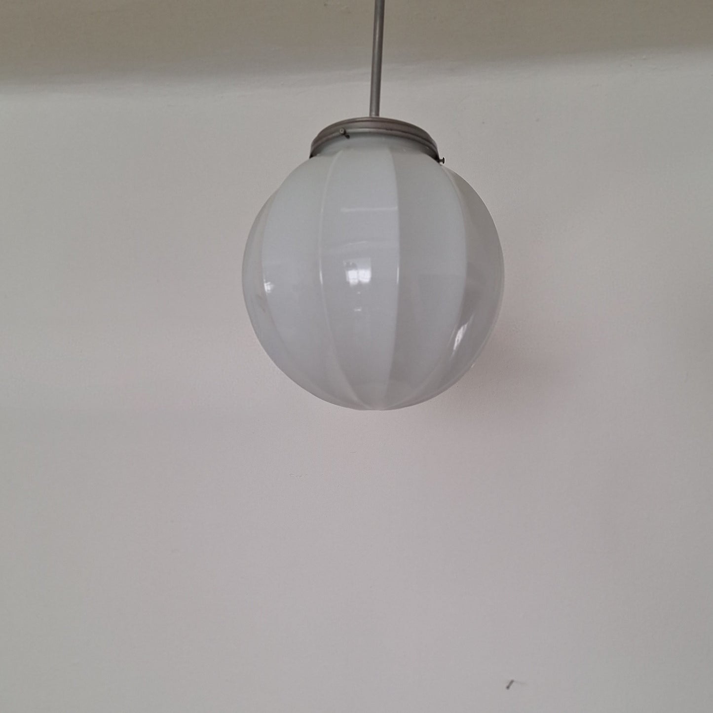 Lampadario in metallo e vetro opale Stilnovo
