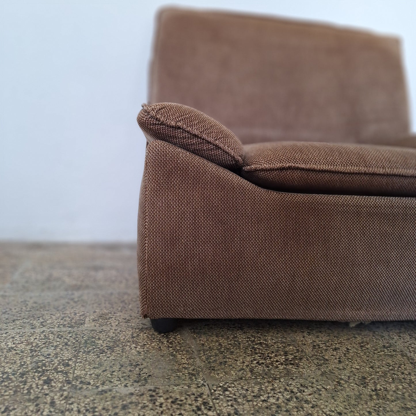Poltrona lounge in tessuto marrone anni '70/'80
