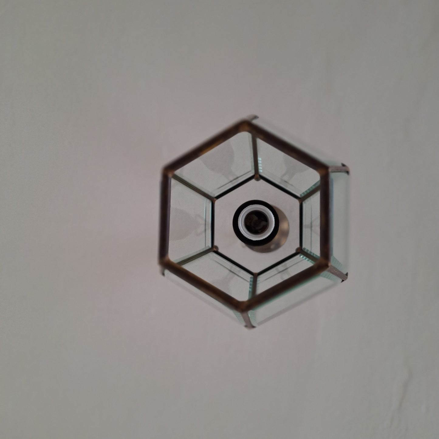 Lampadario a lanterna esagonale Mid-Century in ottone e vetro bisellato, stile Fontana Arte, anni '50