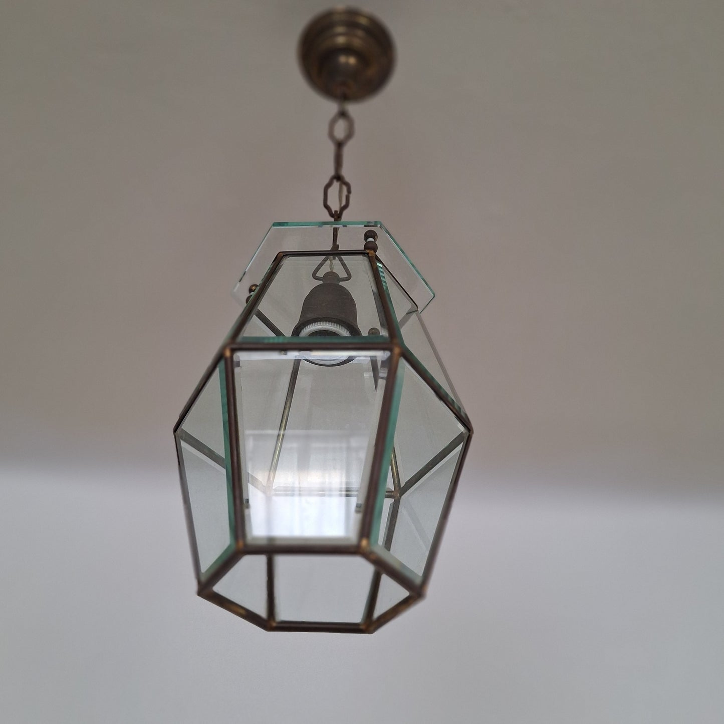 Lampadario a lanterna esagonale Mid-Century in ottone e vetro bisellato, stile Fontana Arte, anni '50