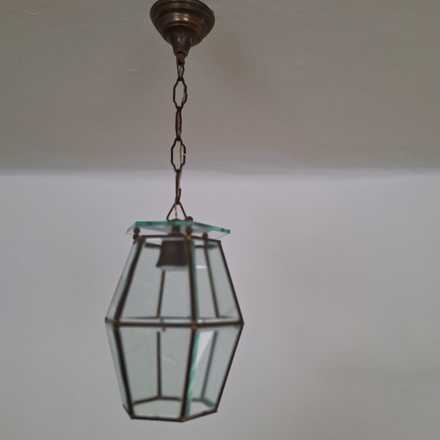 Lampadario a lanterna esagonale Mid-Century in ottone e vetro bisellato, stile Fontana Arte, anni '50