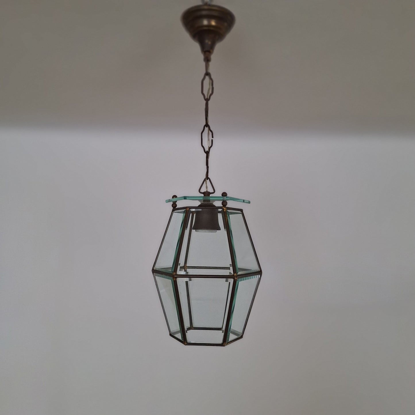 Lampadario a lanterna esagonale Mid-Century in ottone e vetro bisellato, stile Fontana Arte, anni '50