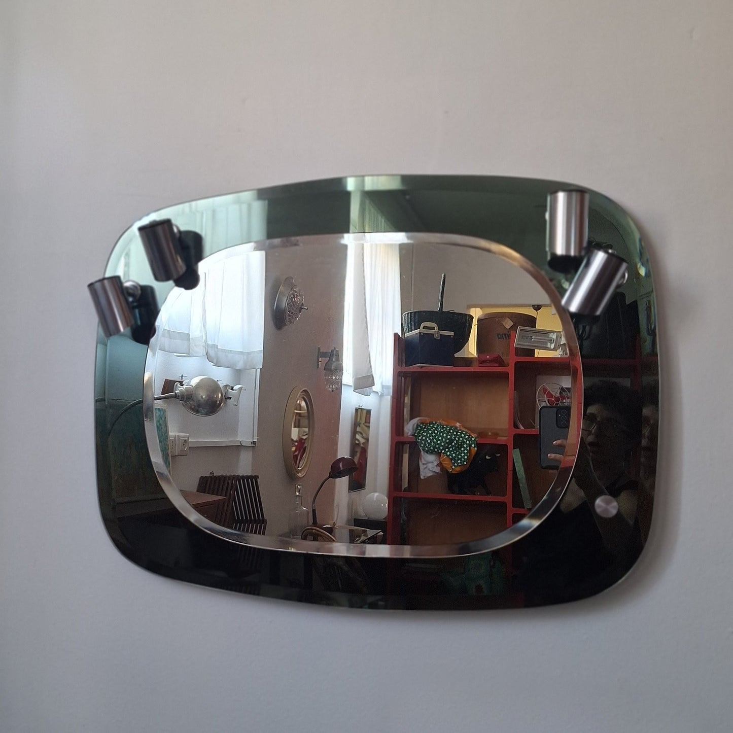 Specchio da parete in vetro fumé con faretti anni '70