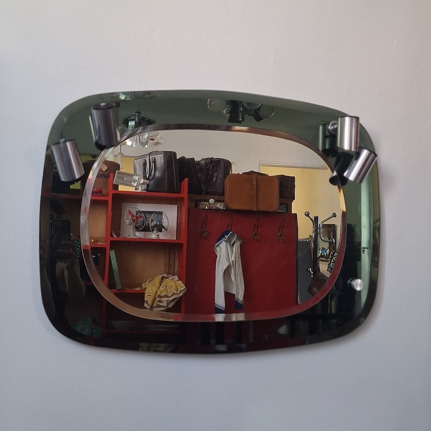 Specchio da parete in vetro fumé con faretti anni '70