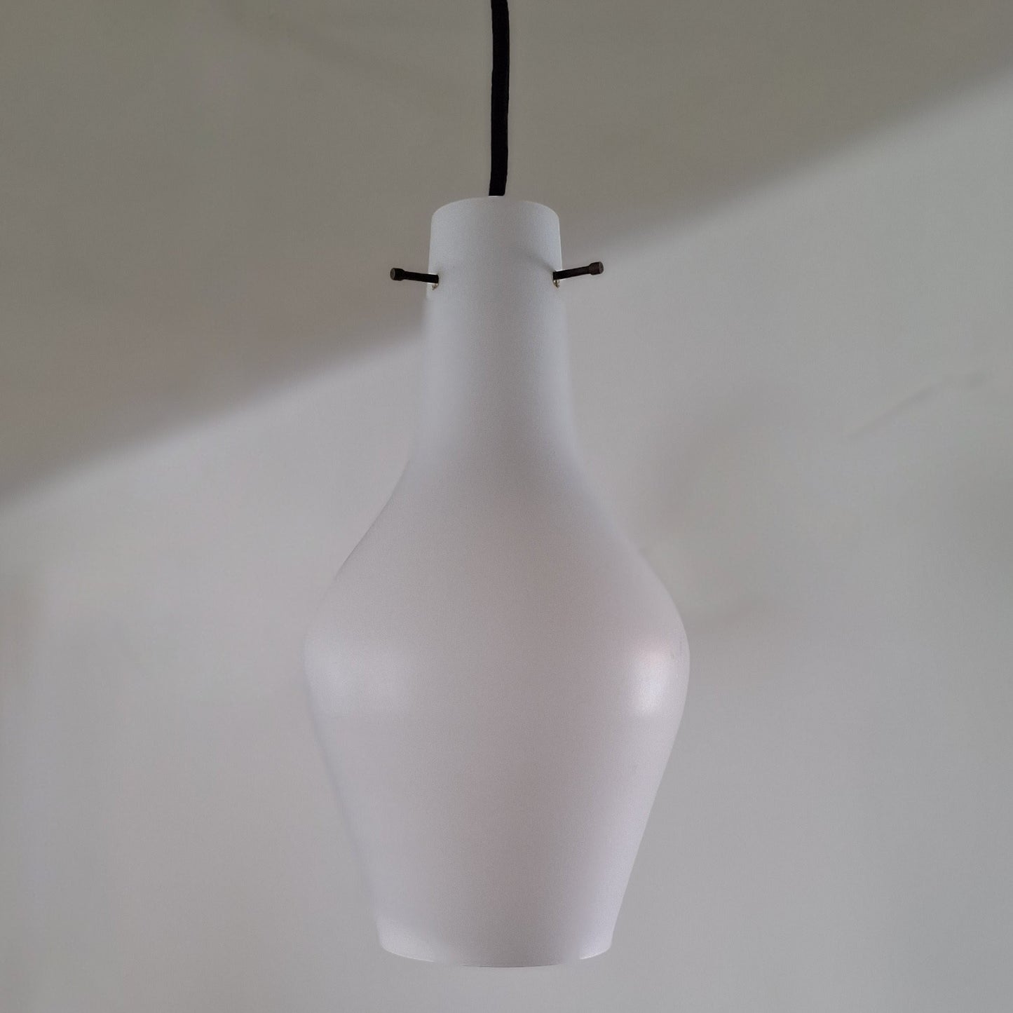 Lampada a sospensione a fiaschetta in vetro opalino satinato, anni '70