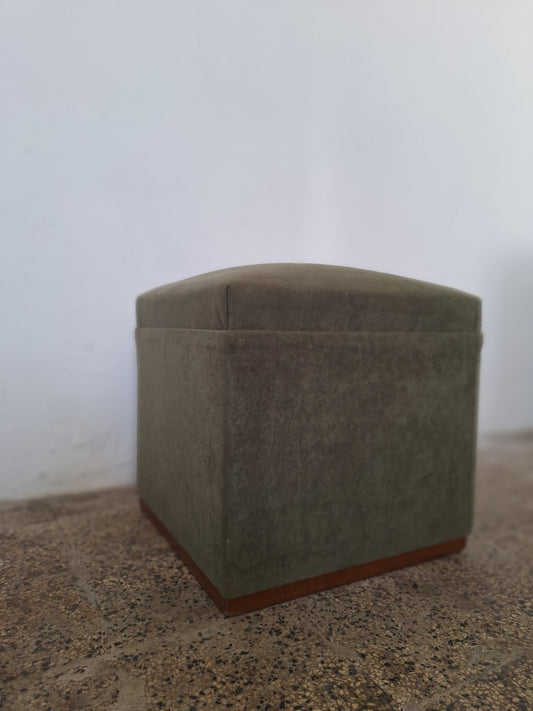 Pouf da salotto modernista in velluto verde bosco e zoccolo in legno
