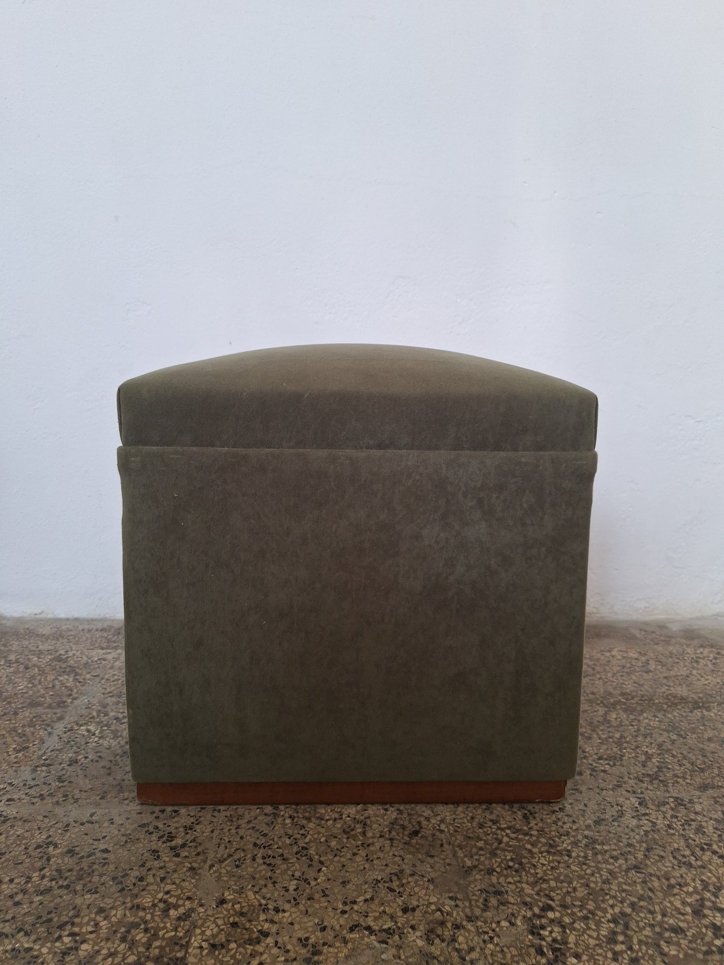 Pouf da salotto modernista in velluto verde bosco e zoccolo in legno