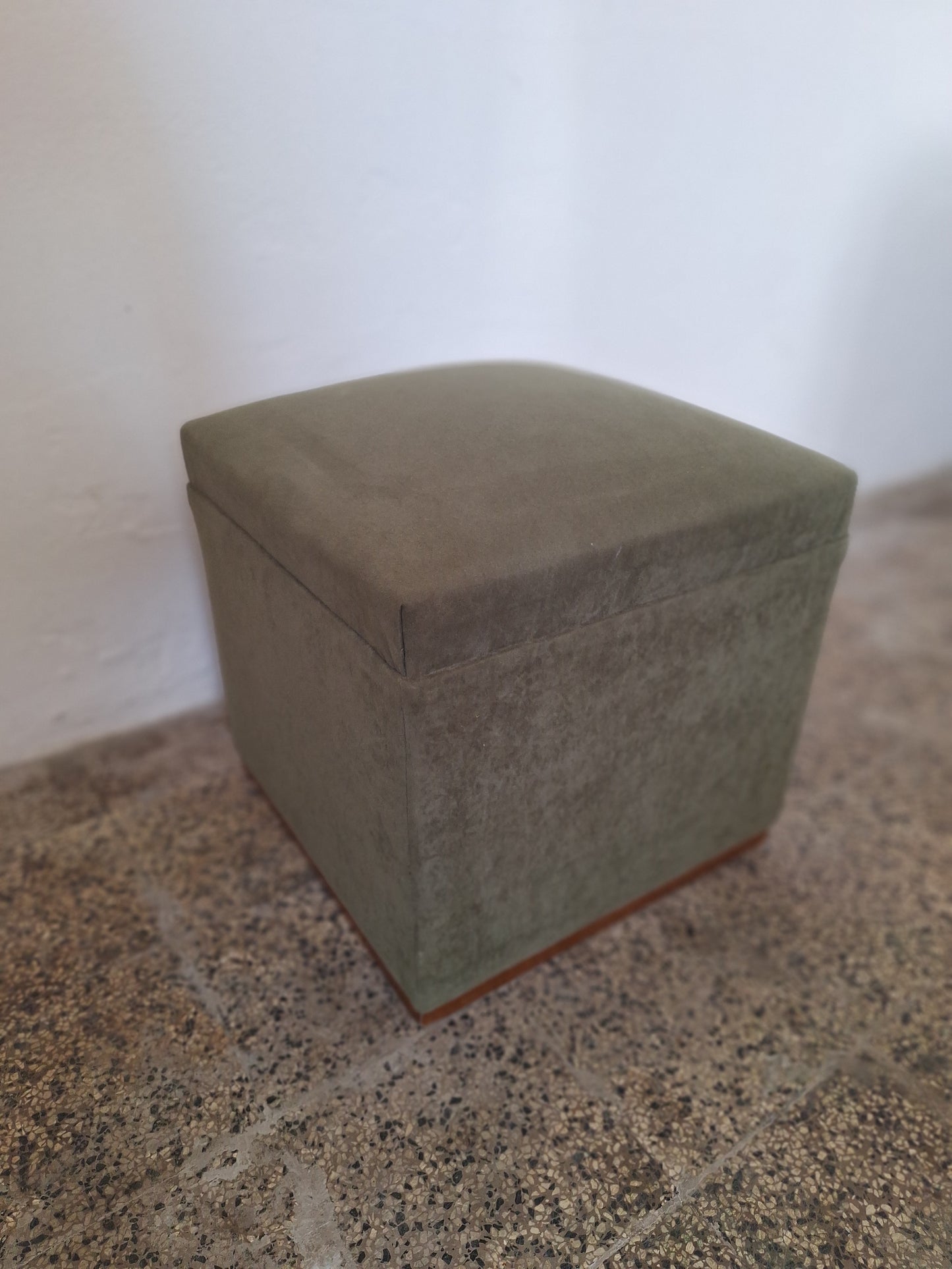 Pouf da salotto modernista in velluto verde bosco e zoccolo in legno