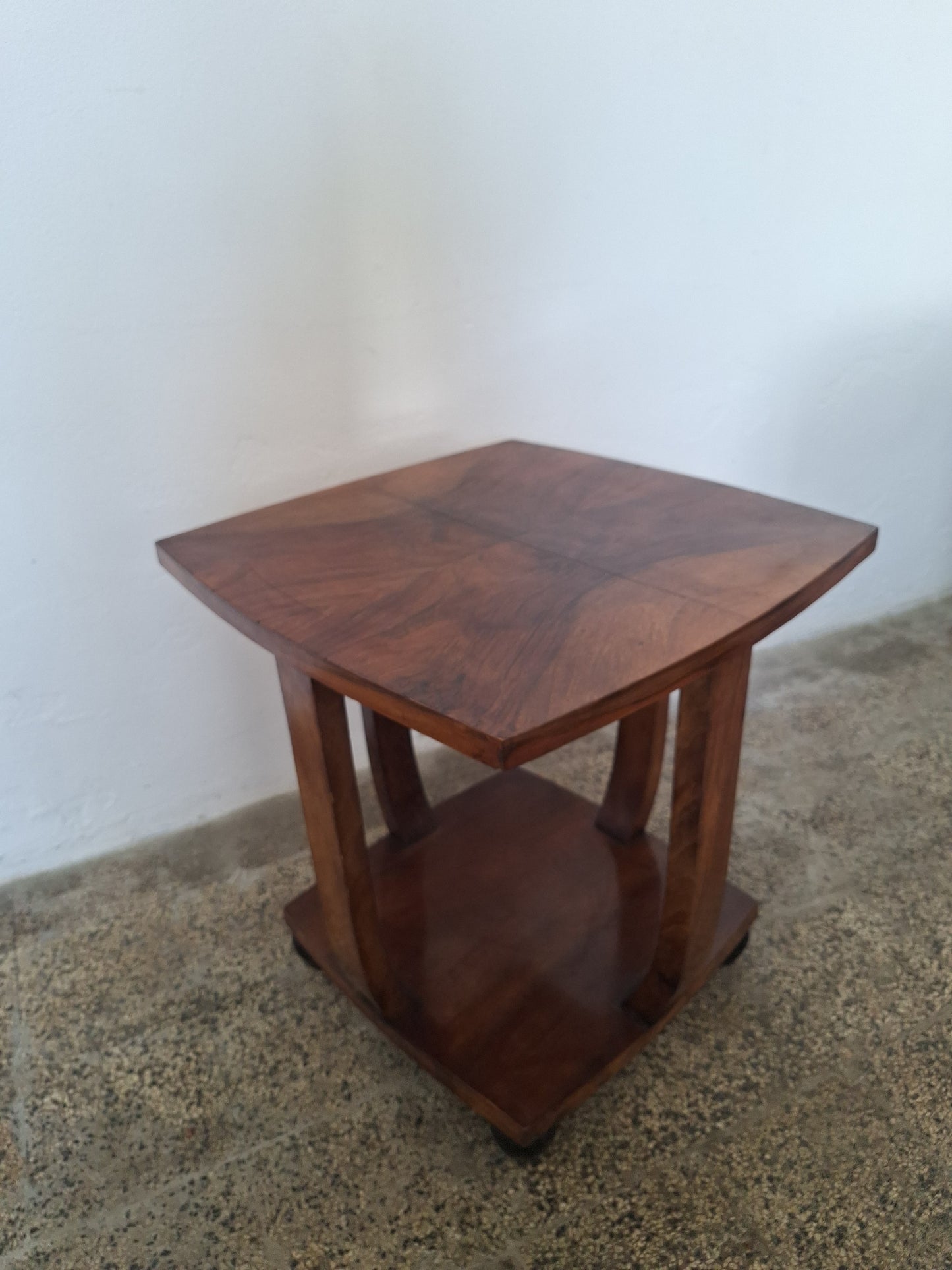 Tavolino da salotto modernista in piuma di noce a due ripiani