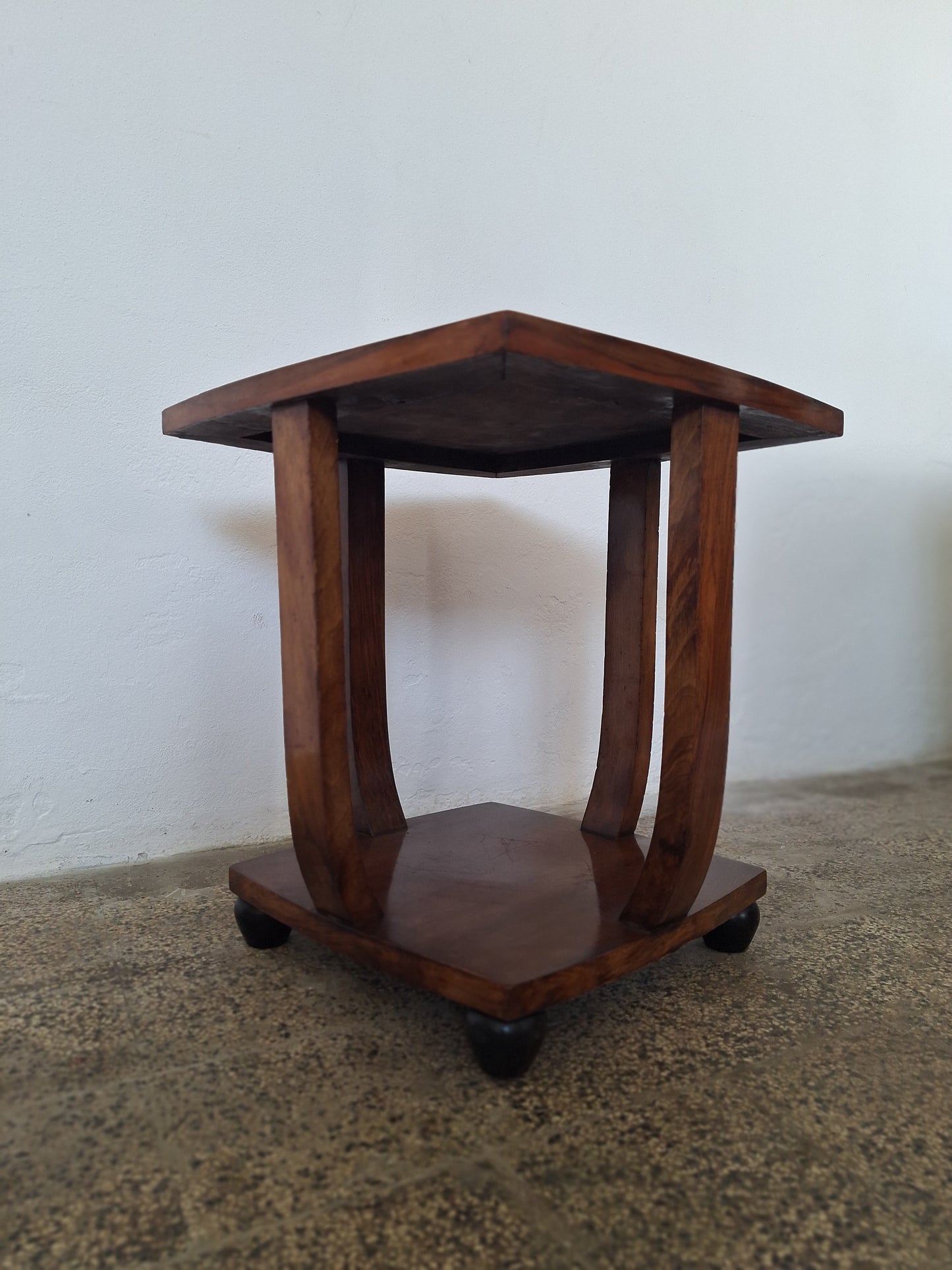 Tavolino da salotto modernista in piuma di noce a due ripiani
