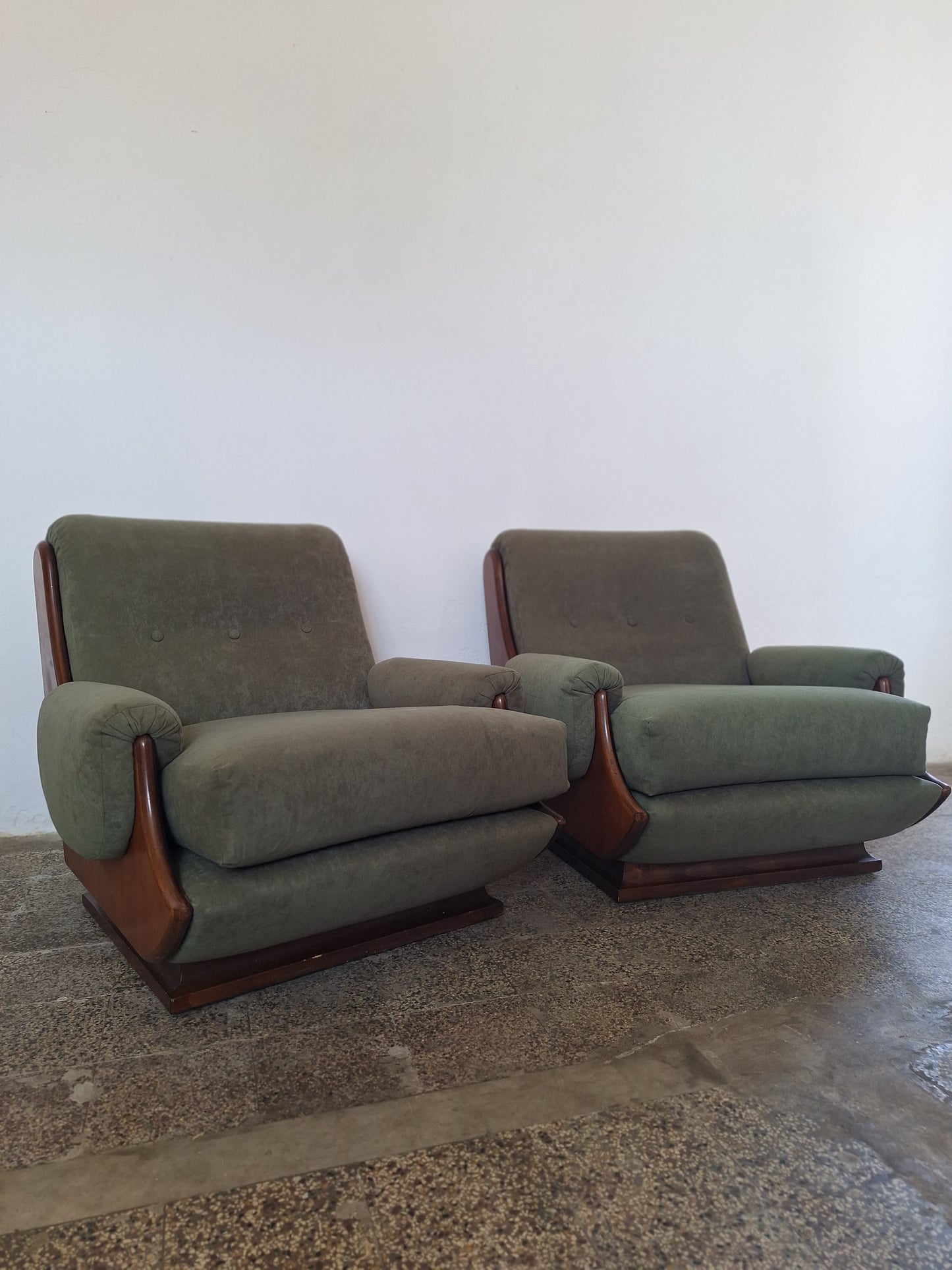 Coppia di poltrone da salotto moderniste in legno scultoreo e velluto verde bosco