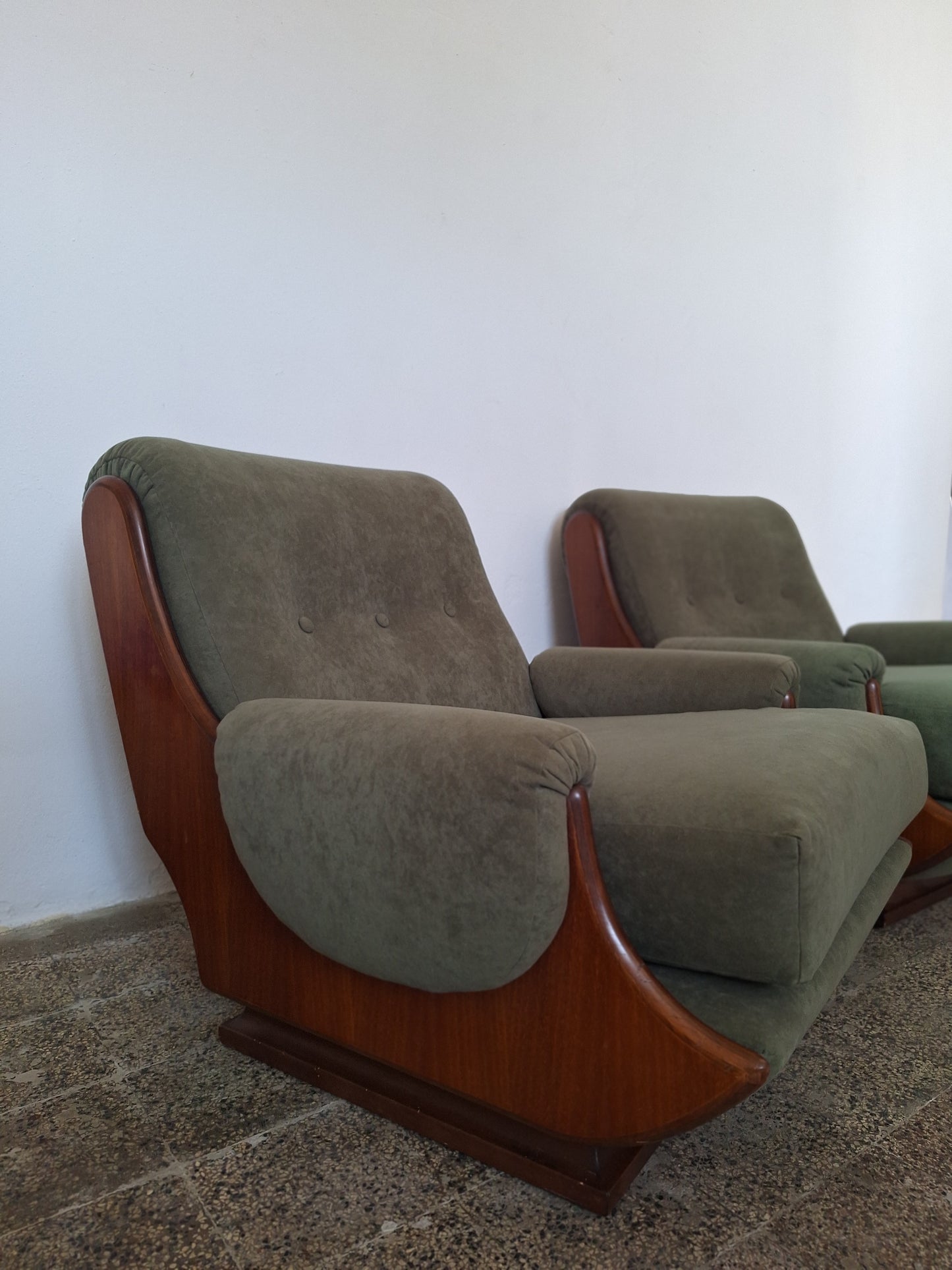 Coppia di poltrone da salotto moderniste in legno scultoreo e velluto verde bosco