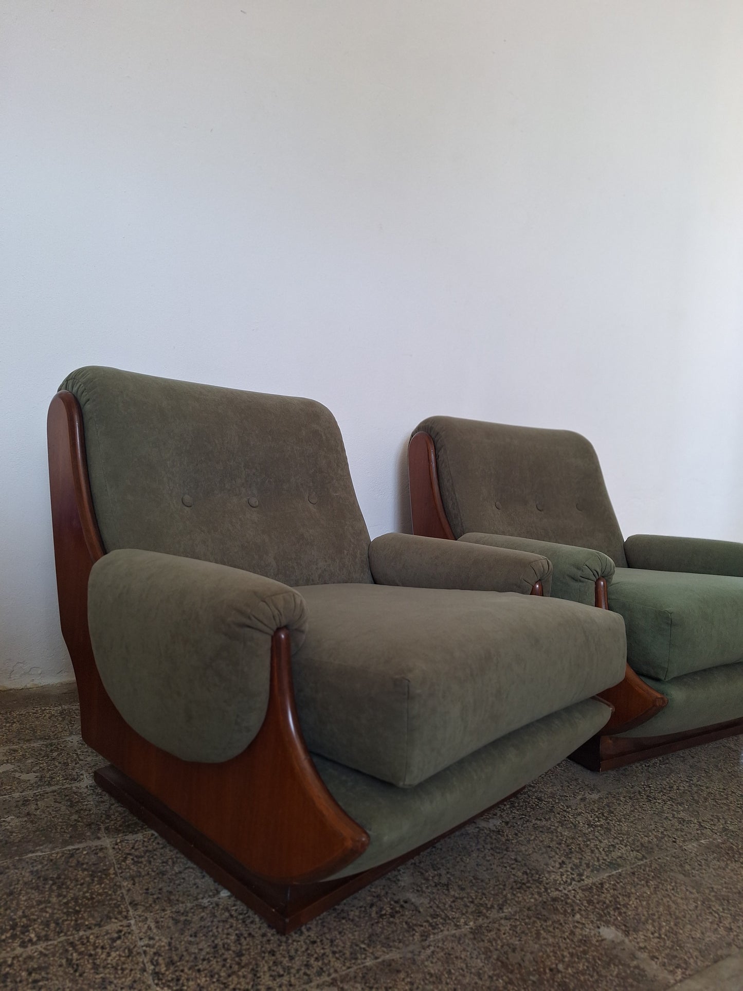 Coppia di poltrone da salotto moderniste in legno scultoreo e velluto verde bosco