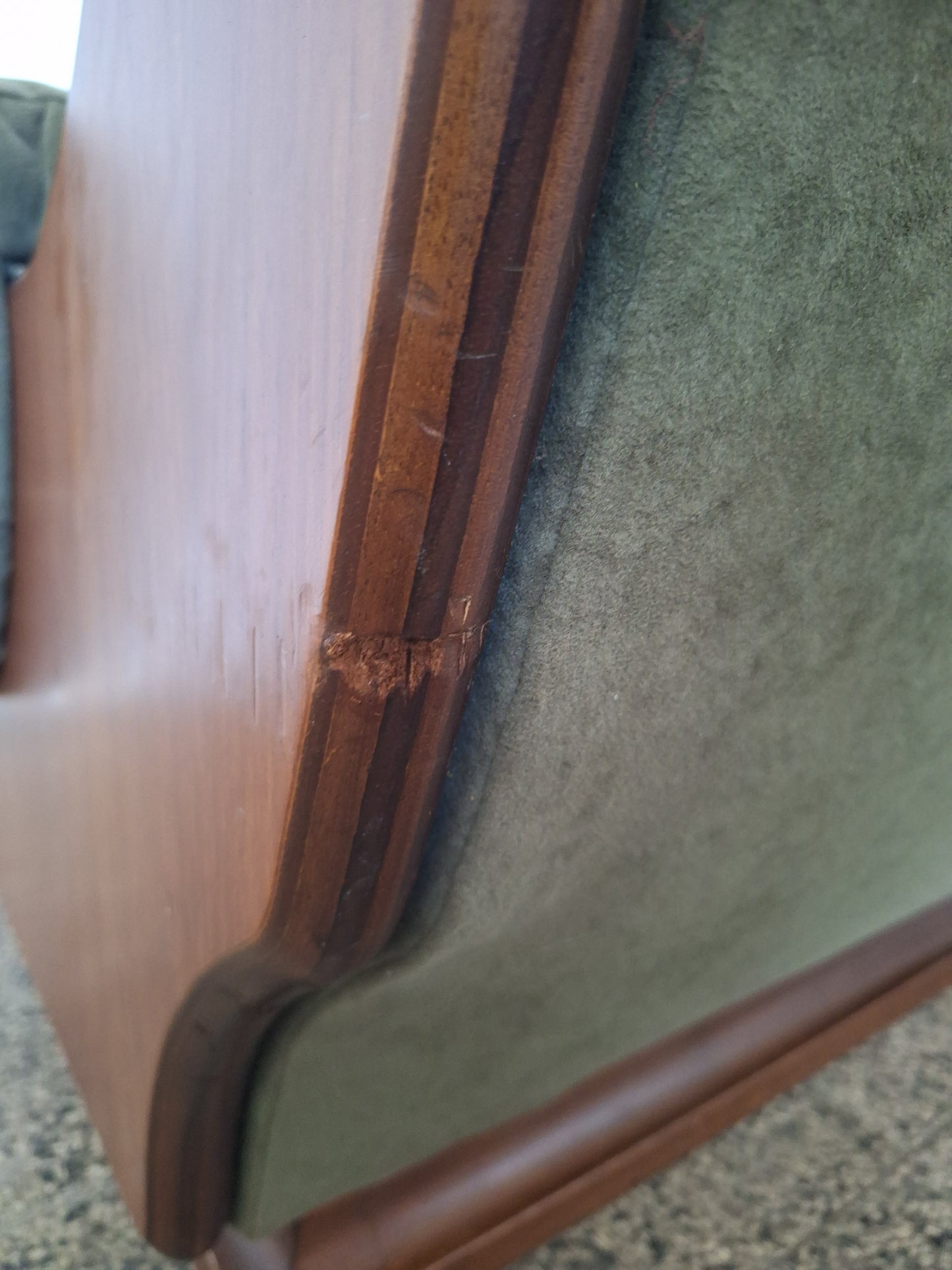 Coppia di poltrone da salotto moderniste in legno scultoreo e velluto verde bosco