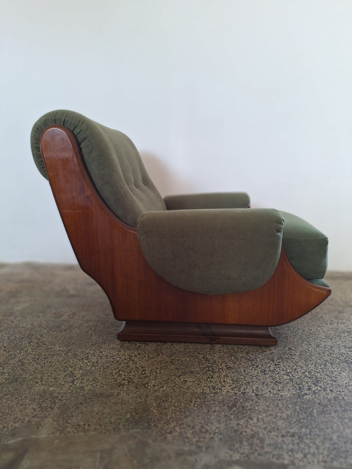 Coppia di poltrone da salotto moderniste in legno scultoreo e velluto verde bosco