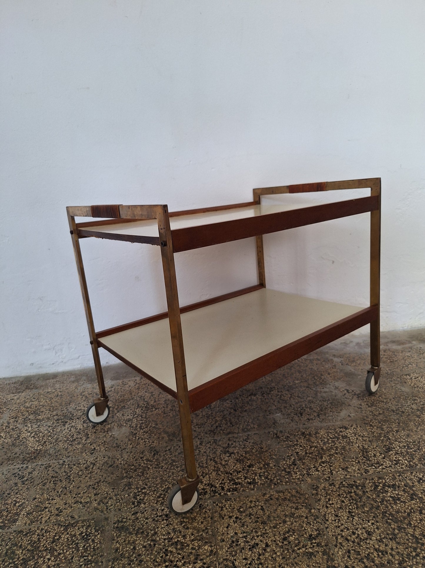 Carrello da servizio anni '50 di design mitteleuropeo con struttura in ottone e ruote Tente