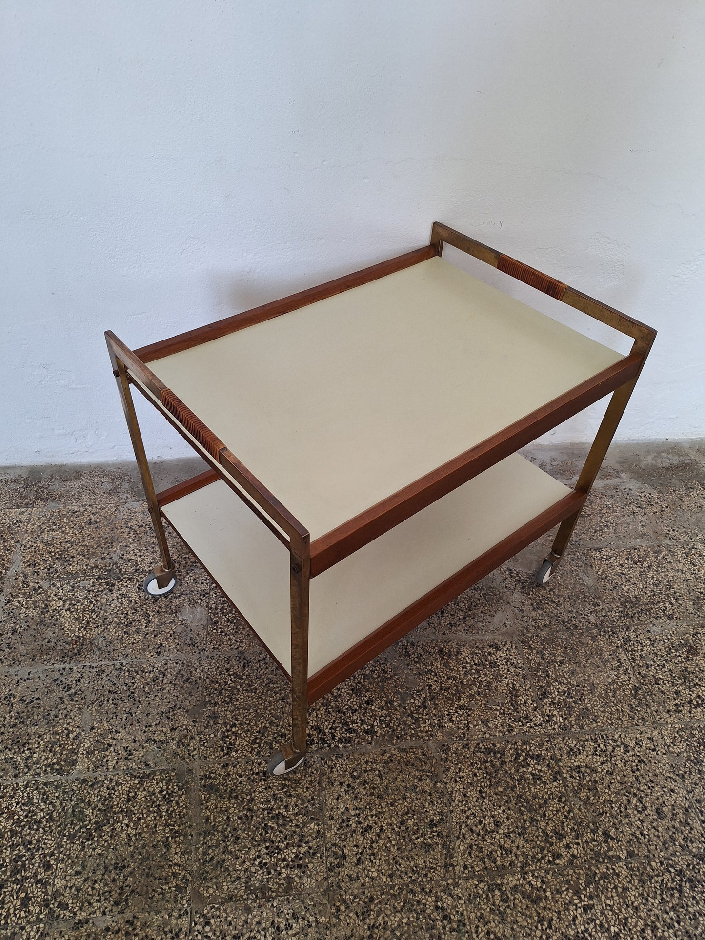 Carrello da servizio anni '50 di design mitteleuropeo con struttura in ottone e ruote Tente