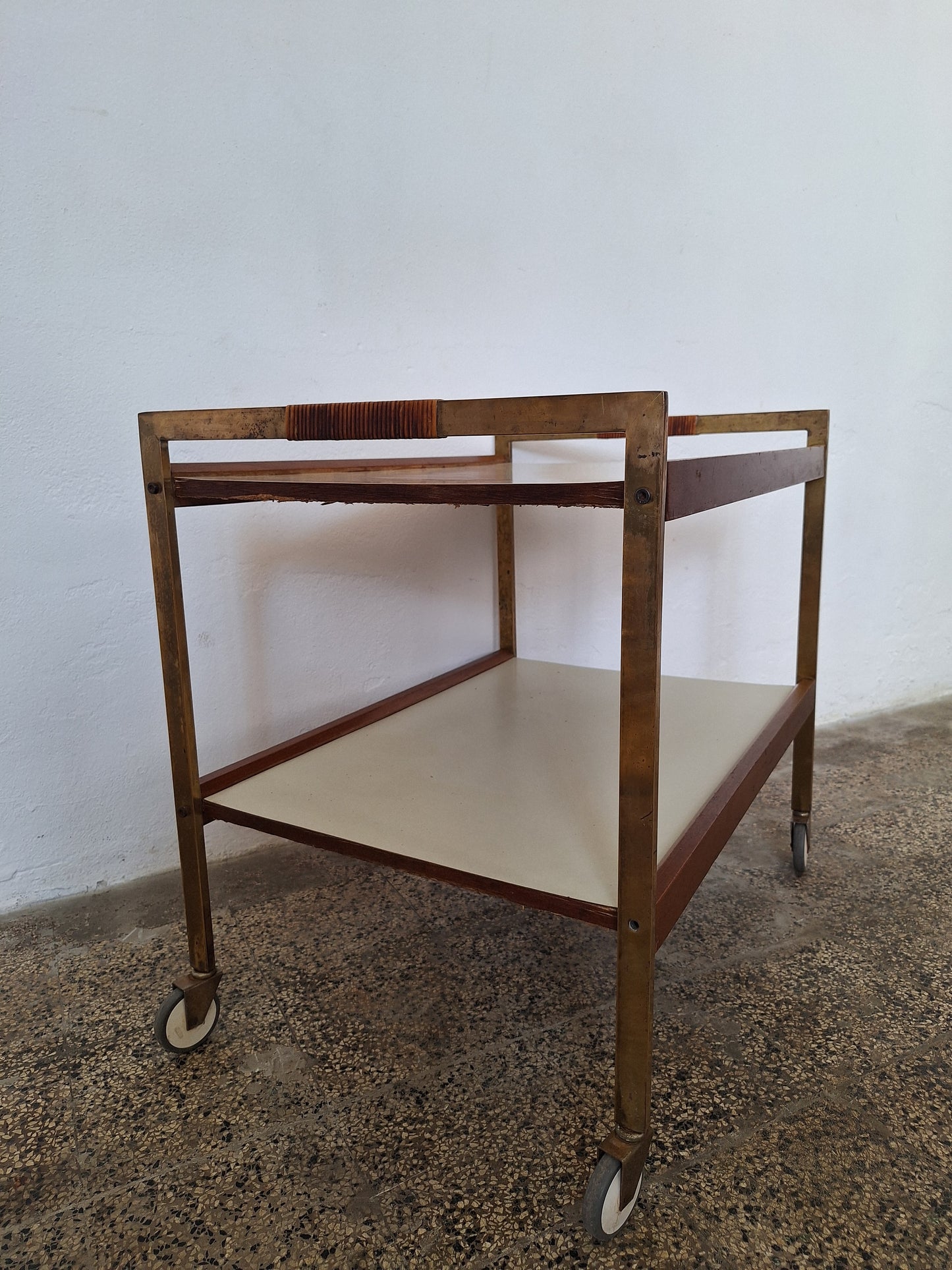 Carrello da servizio anni '50 di design mitteleuropeo con struttura in ottone e ruote Tente