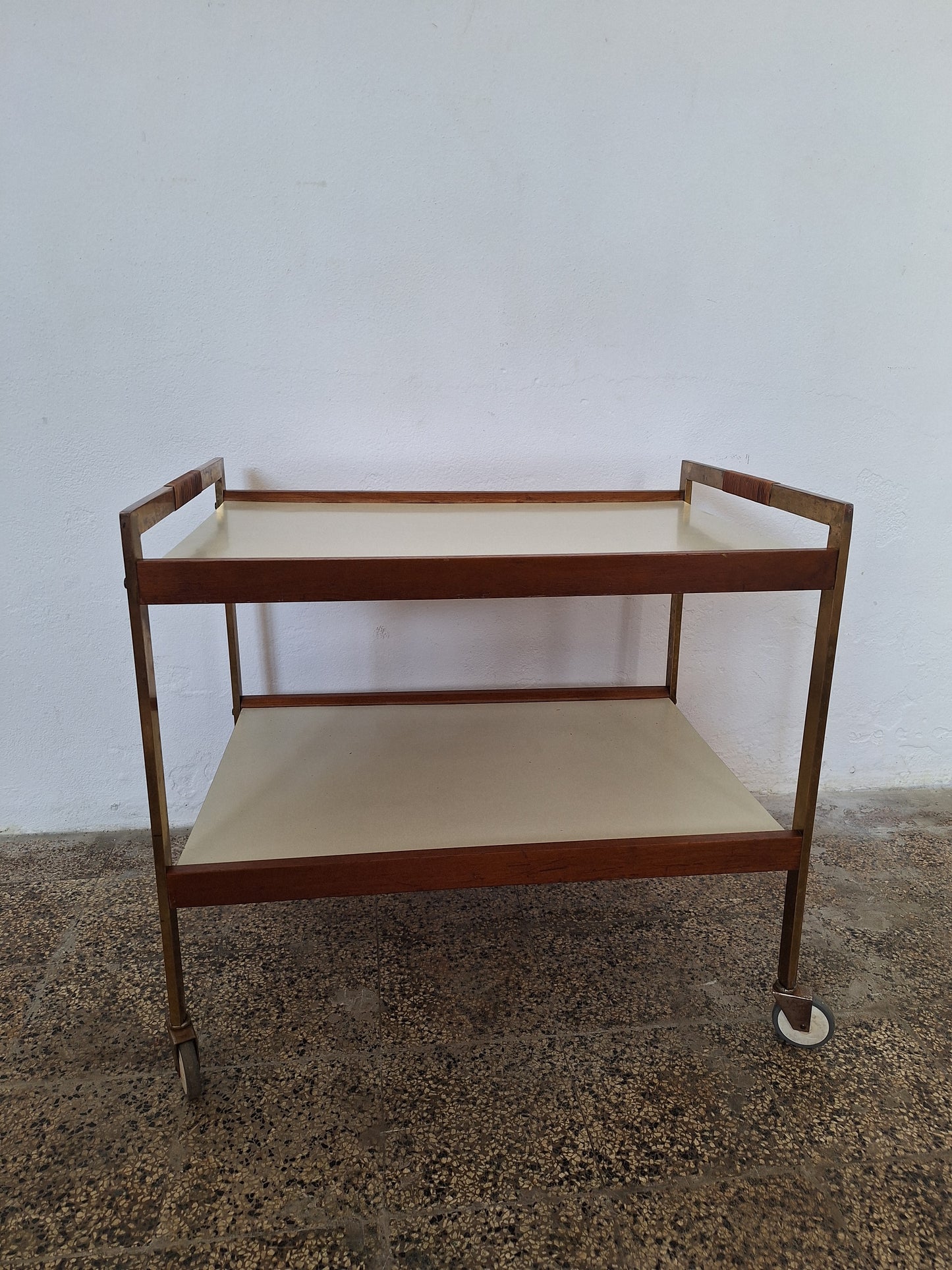 Carrello da servizio anni '50 di design mitteleuropeo con struttura in ottone e ruote Tente
