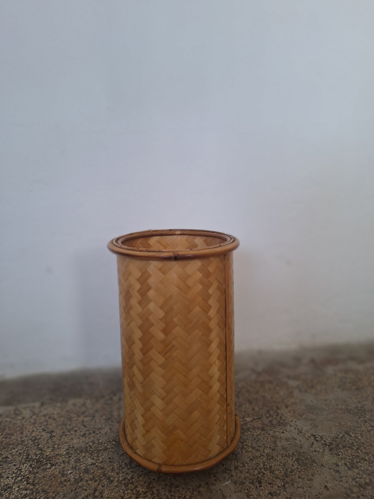 Portaombrelli cilindrico in bambù e midollino intrecciato anni '70