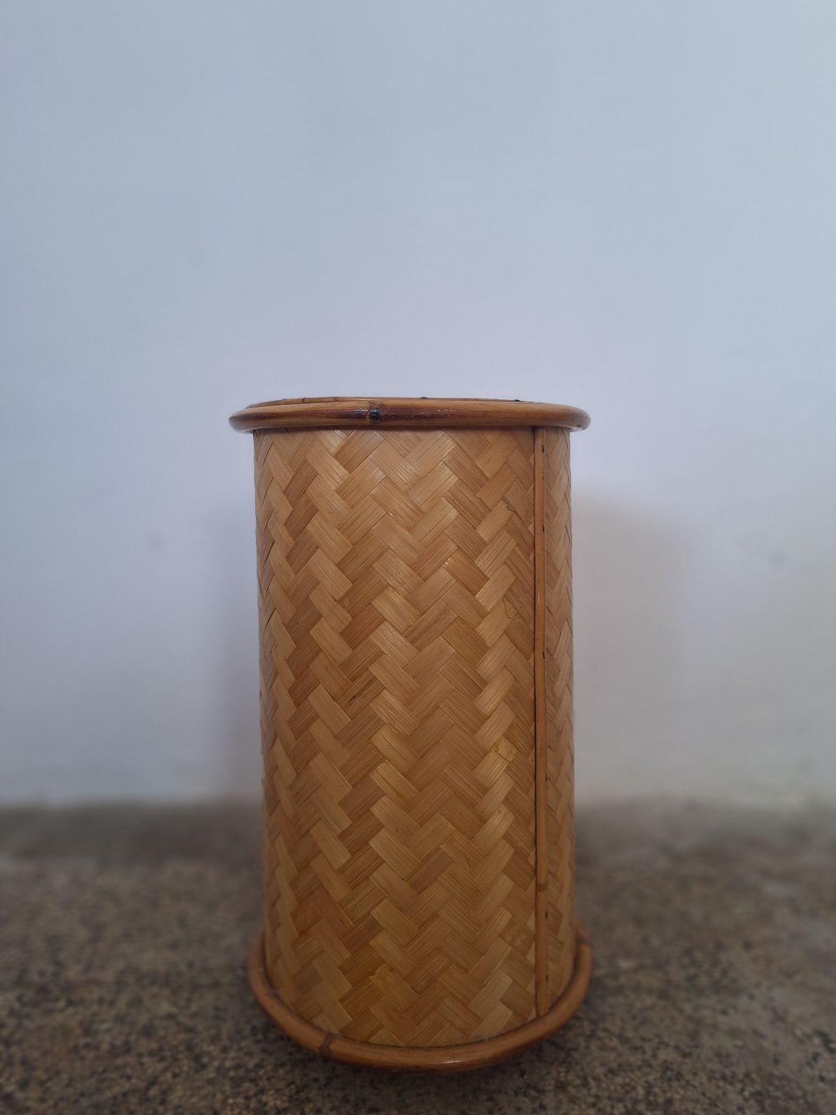 Portaombrelli cilindrico in bambù e midollino intrecciato anni '70