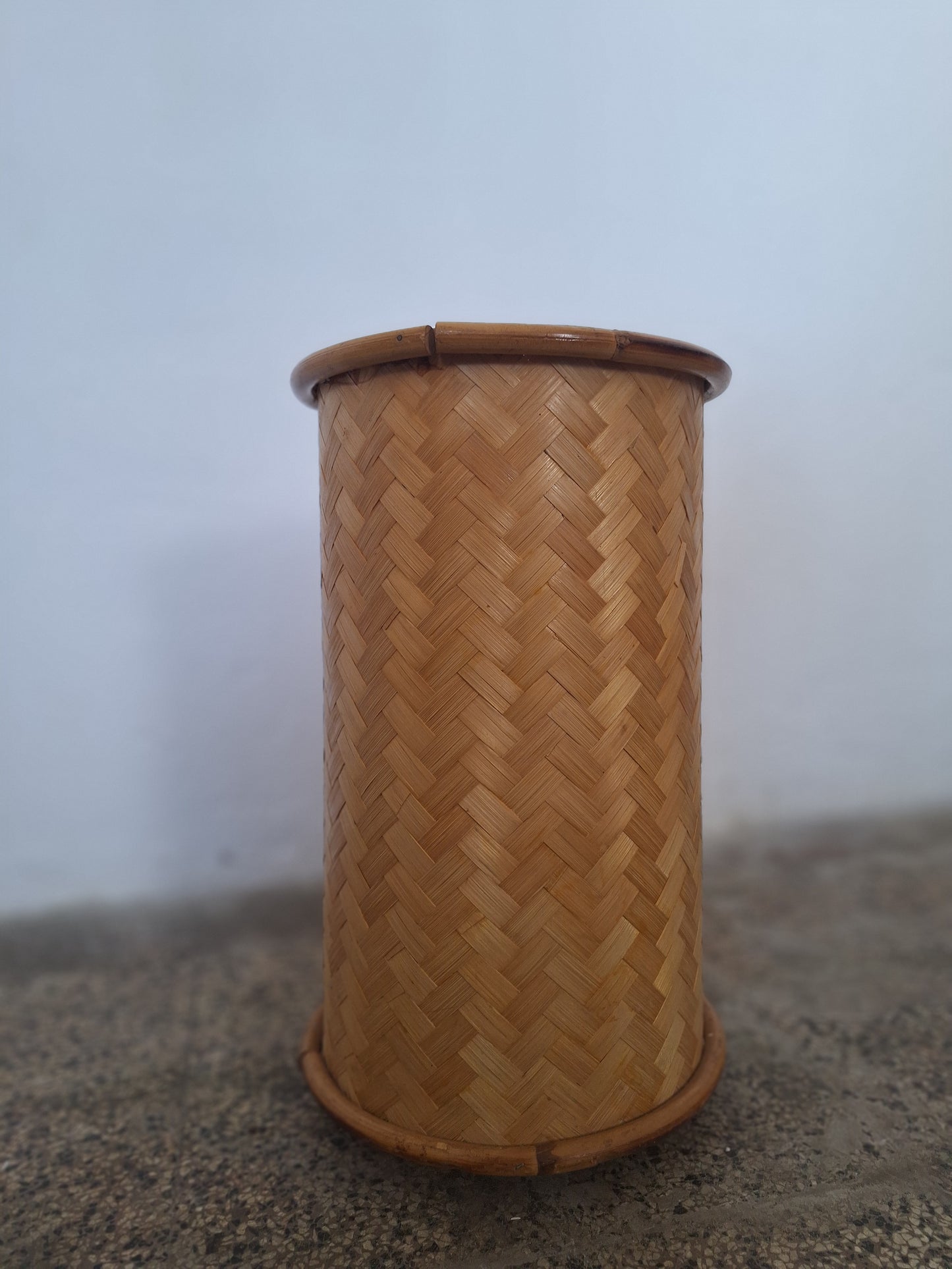 Portaombrelli cilindrico in bambù e midollino intrecciato anni '70