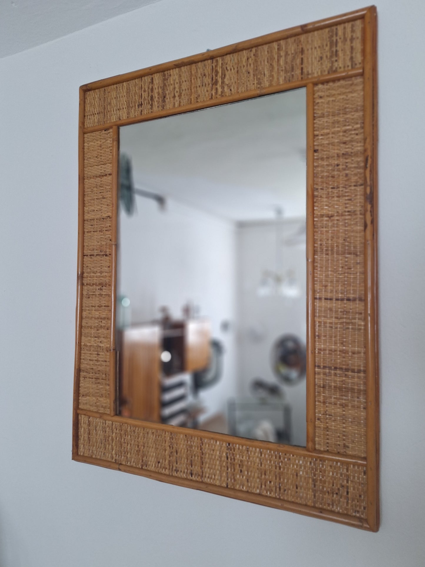 Specchio da parete in bambù e midollino intrecciato anni '70